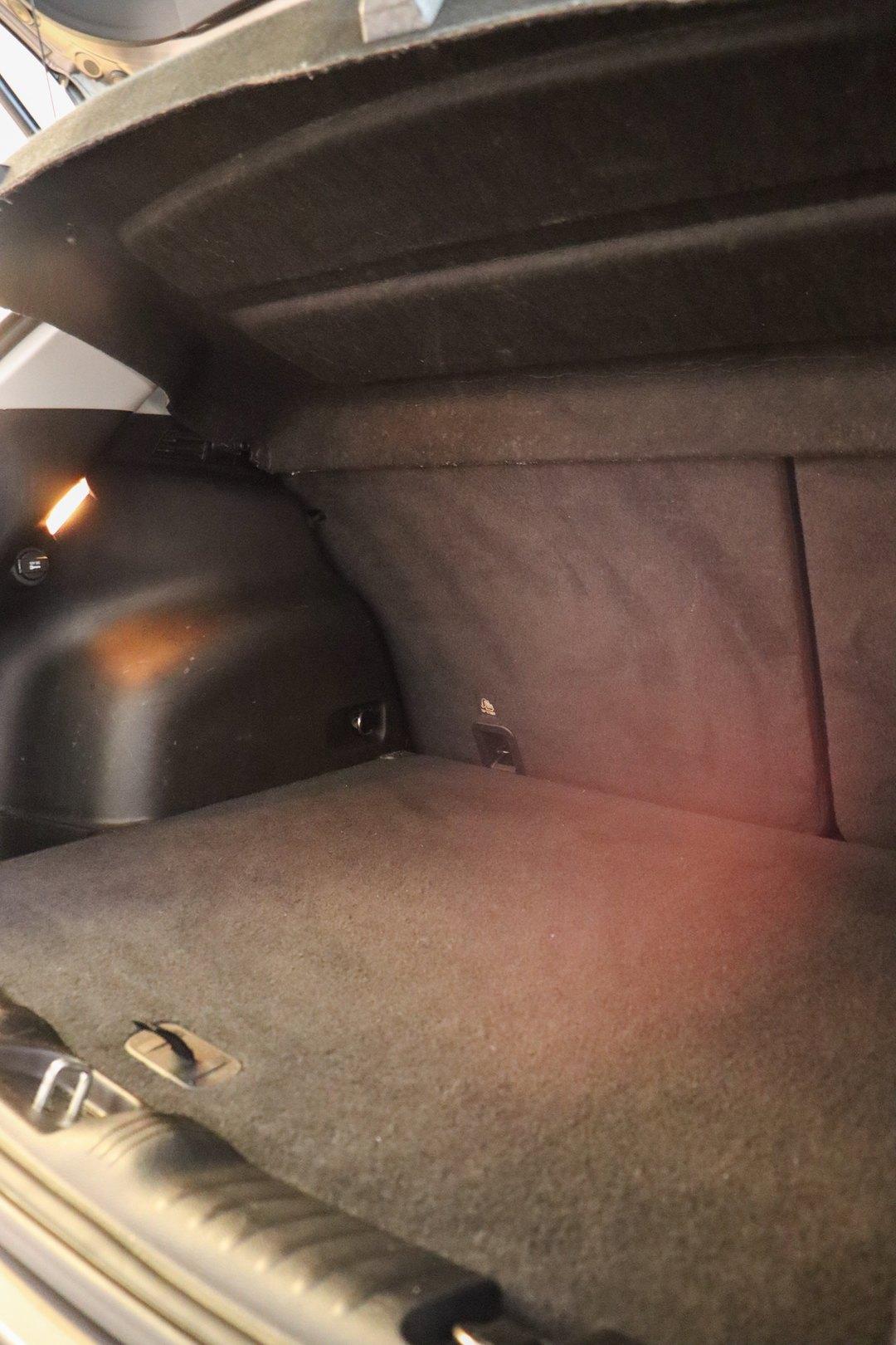 Porta-malas aberto e vazio de um carro seminovo, com espaço para a bagagem da família